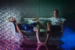 Elle Fanning and Refn (Photo: Amazon Studios/Broad Green Pictures)